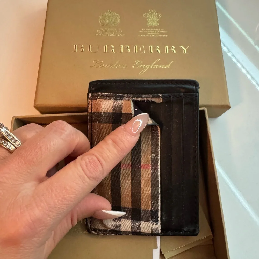 ✨ Authentic Burberry Wallet ✨
